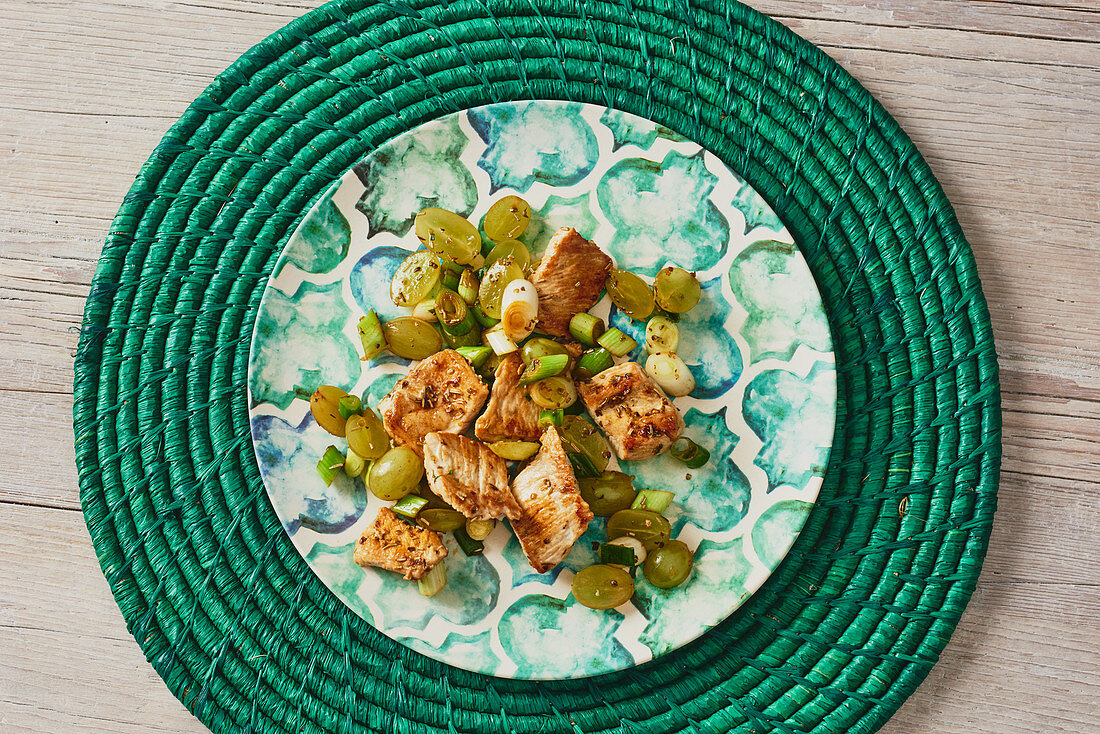 Turkey breast with grapes and spring onions
