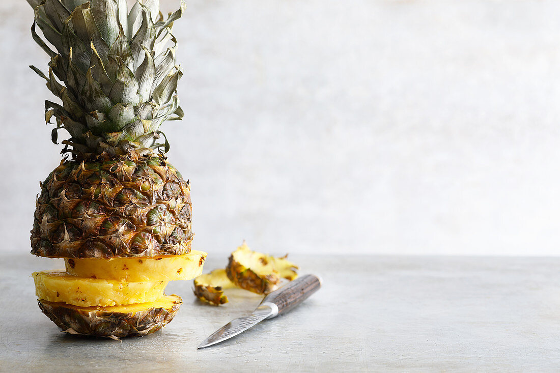 Frische, in Scheiben geschnittene Ananas