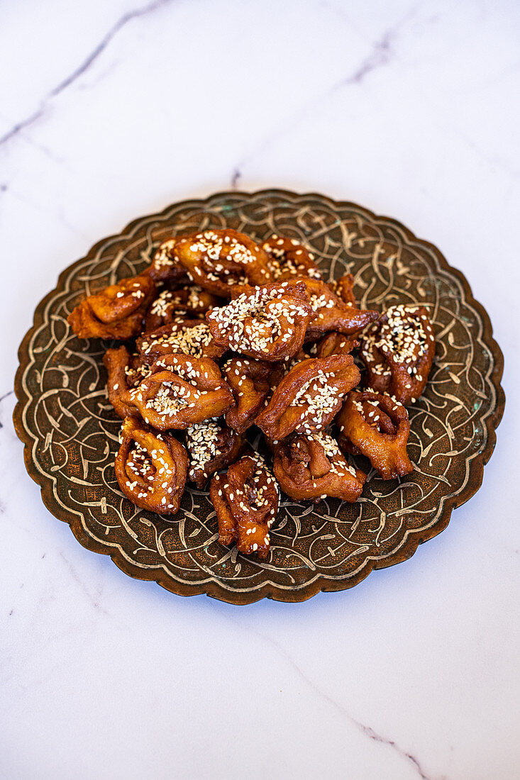 Chebakia - Marokkanisches frittiertes Gebäck mit Honig und Rosenwassersirup