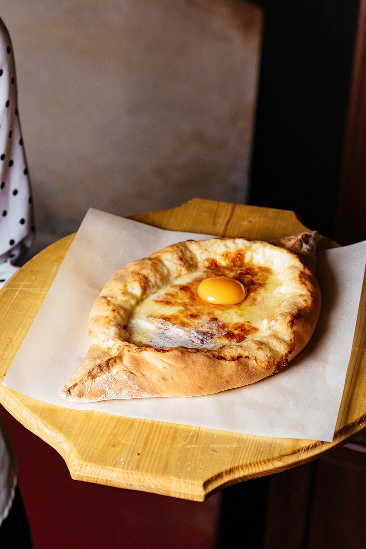 Khachapuri mit Ei (Käsebrot, Georgien)