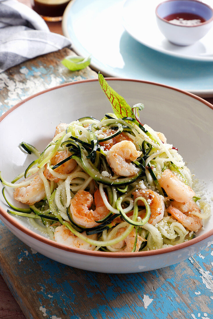 Zucchini-Spaghetti mit Garnelen