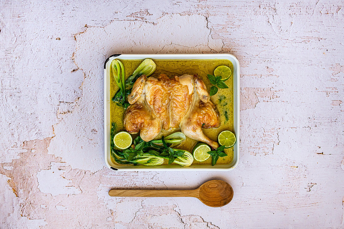 Spatchcock-Huhn auf Thai Green Curry mit Pak Choi und Limetten