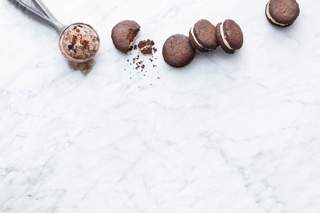 Cookie-Eis und vegane Cookies mit Eisfüllung