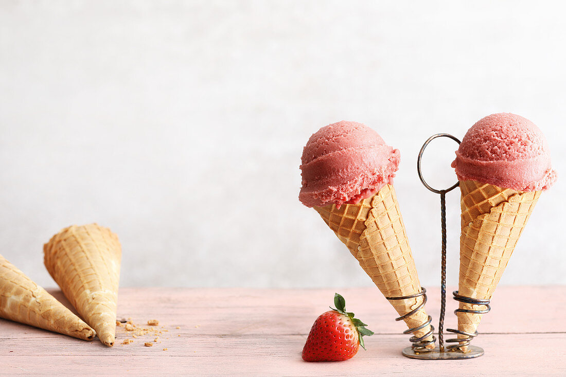 Veganes Rhabarber-Erdbeer-Eis