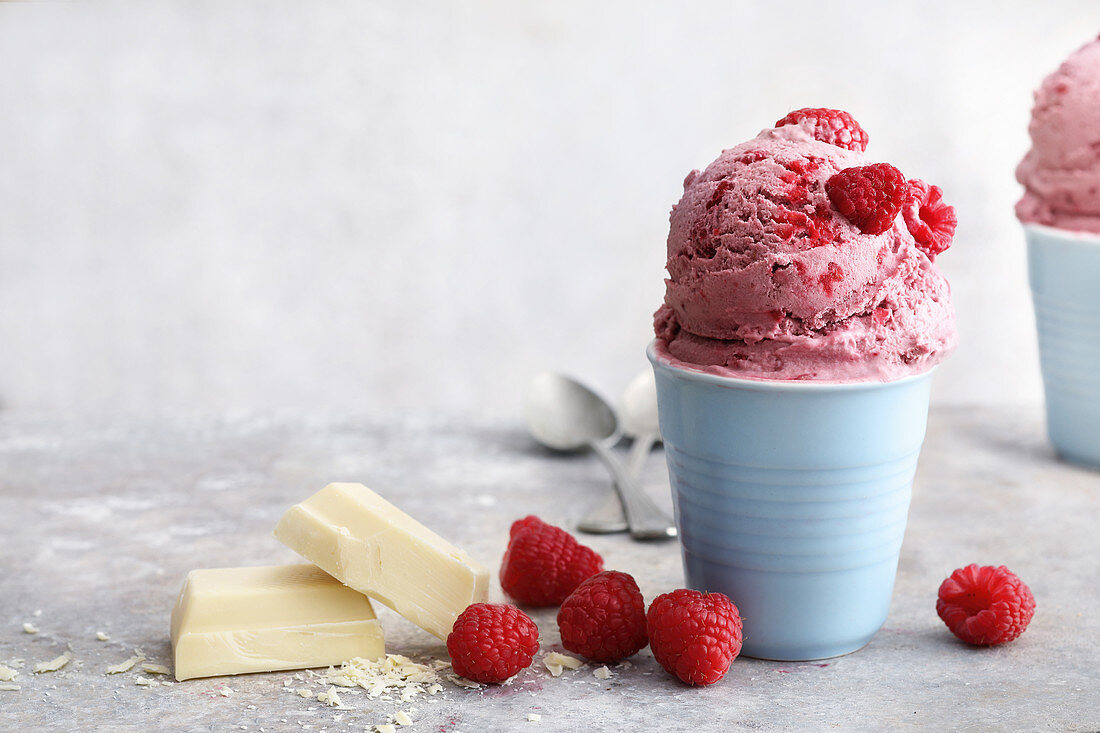 Veganes Himbeer-Kokos-Eis mit weißer Schokolade