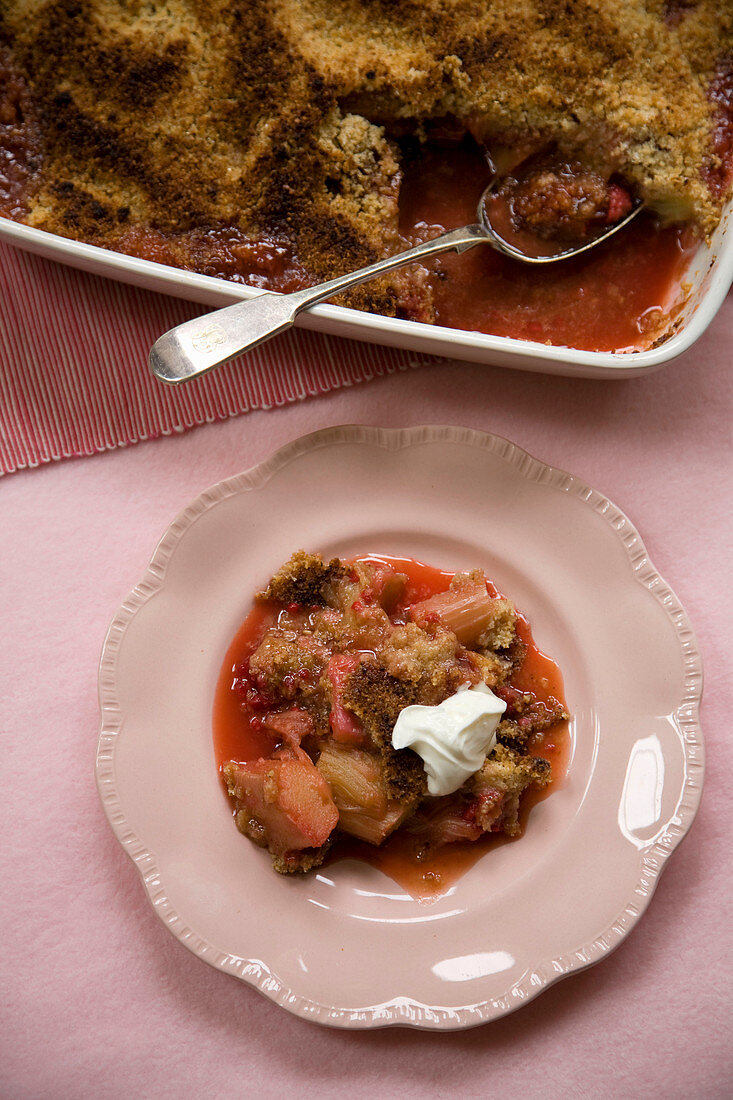 Rhubarb raspberry and ginger crumble