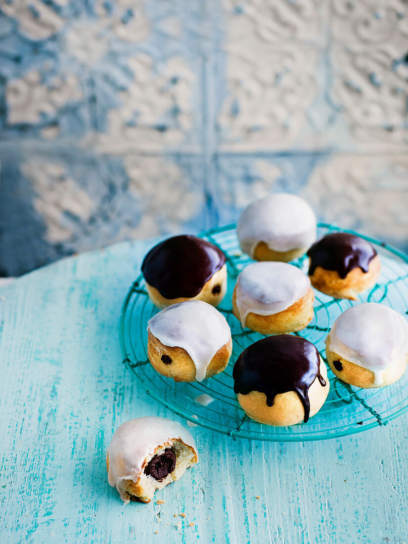 Schokoladen-Donuts mit heller und dunkler Baileys-Glasur