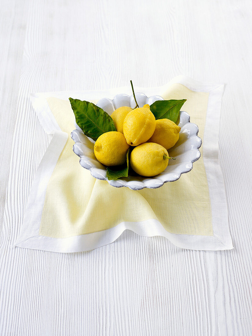 Frische Zitronen in einer Schale
