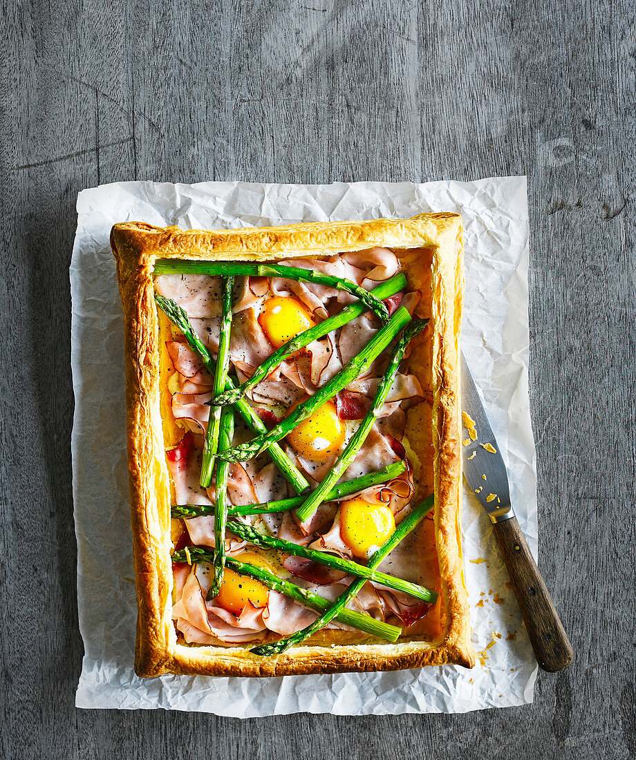 Asparagus tart with ham and eggs