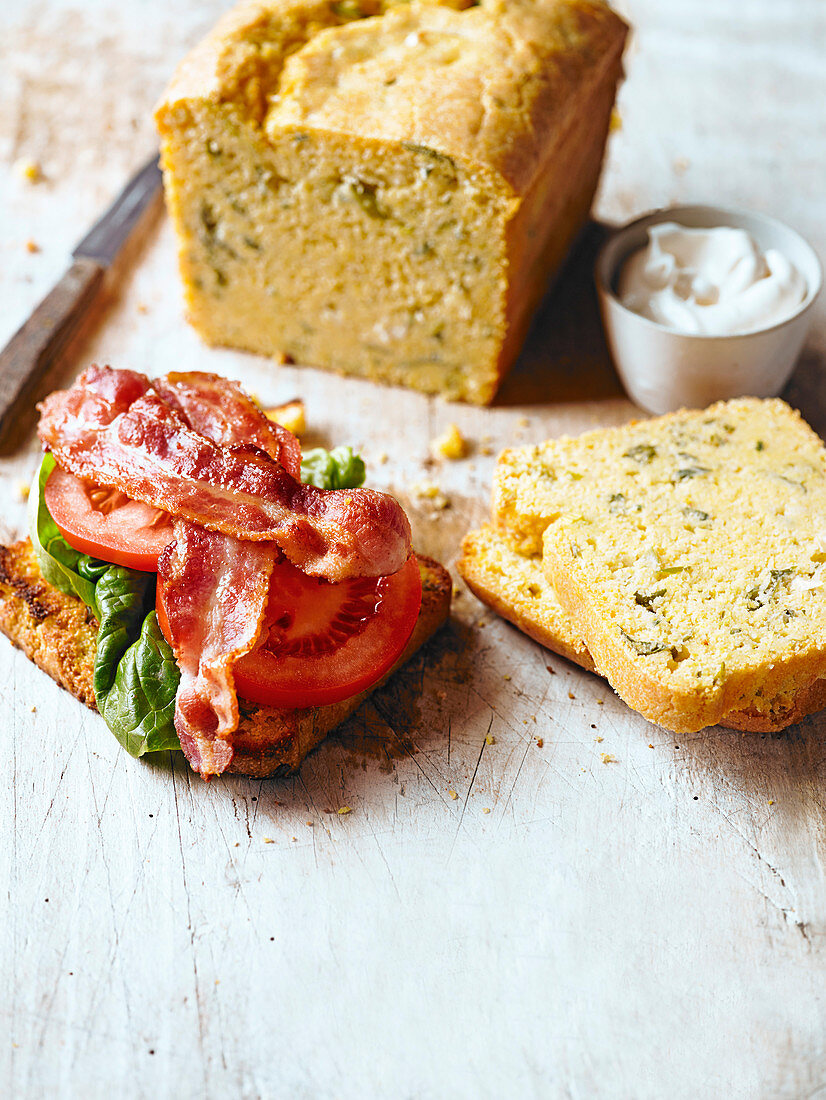 BLT-Sandwich mit Frühlingszwiebelbrot