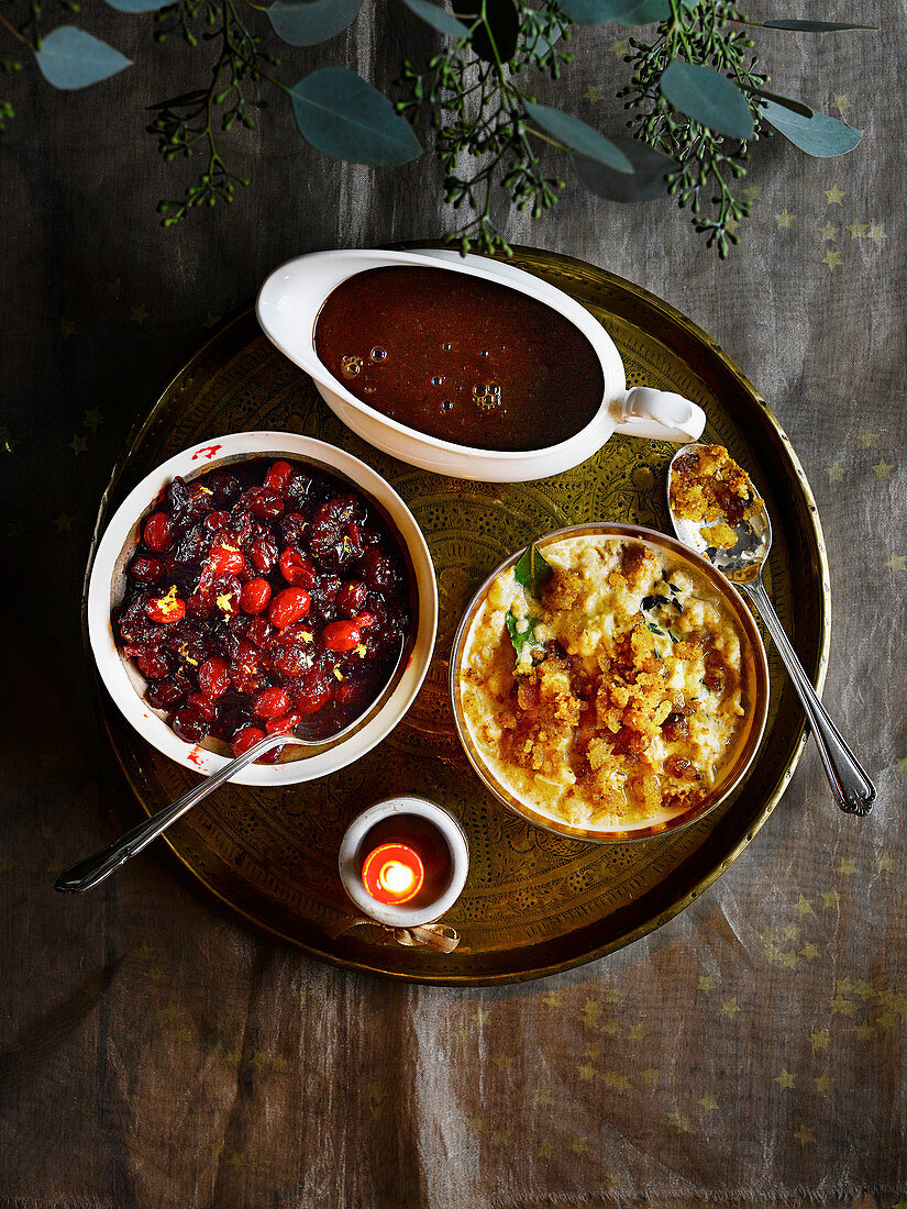 Persische Cranberry-Sauce, Portwein-Gravy und Brotsauce mit Bröseln