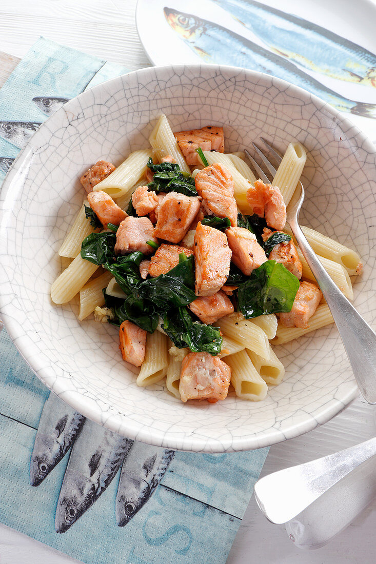 Garlic-flavoured salmon with spinach and penne pasta