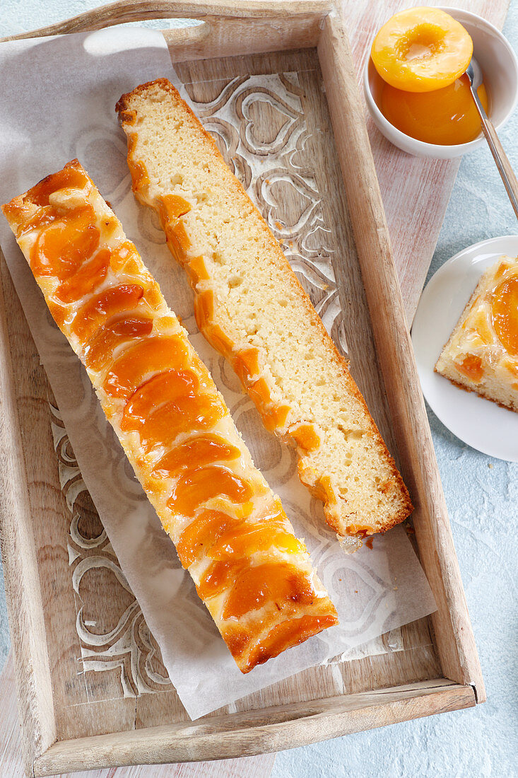 Yoghurt cake with pieces of peaches