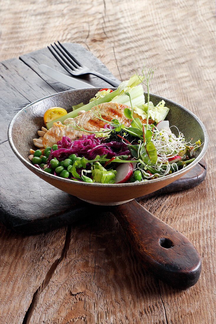 Gemüsesalat mit Hühnerbrust, Nüssen und Sprossen