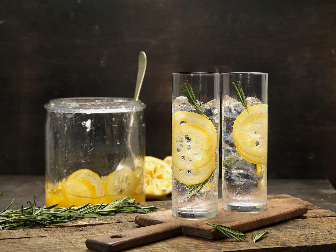 Wasser mit Zitrone und Rosmarin