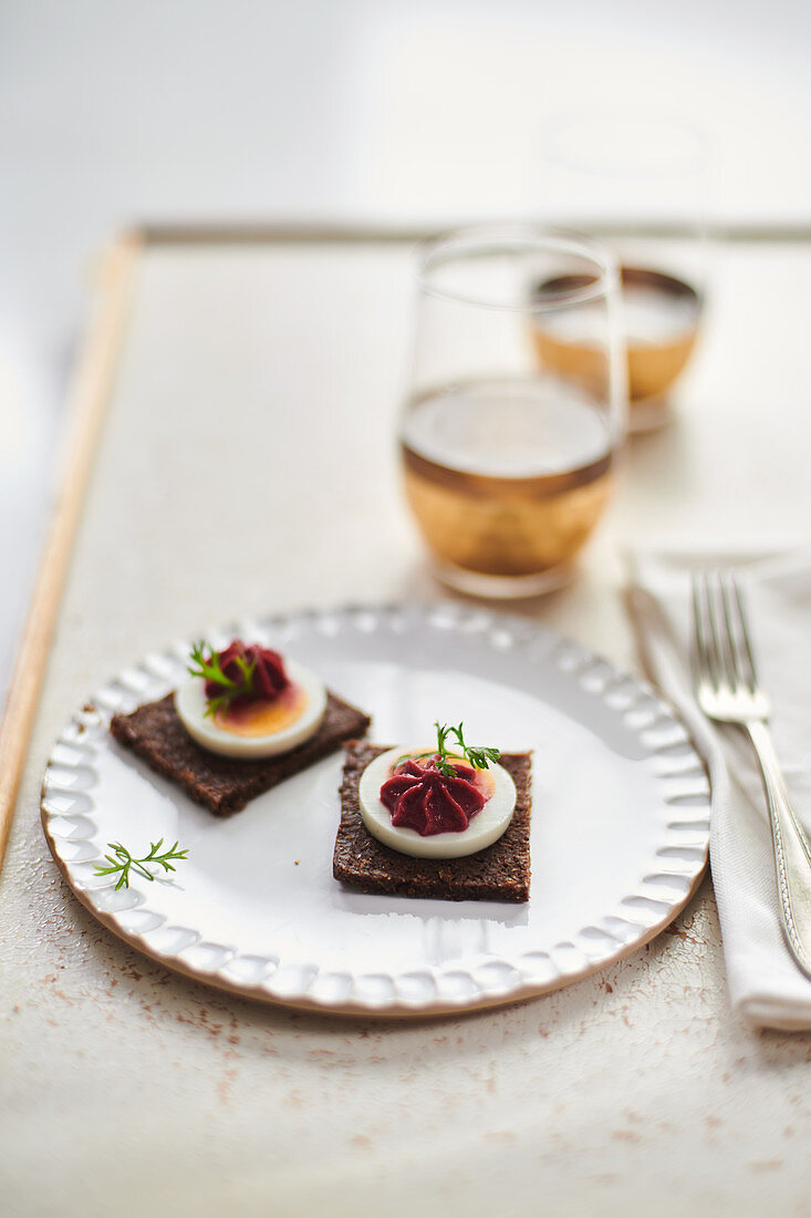 Pumpernickel with boiled egg and beetroot cream