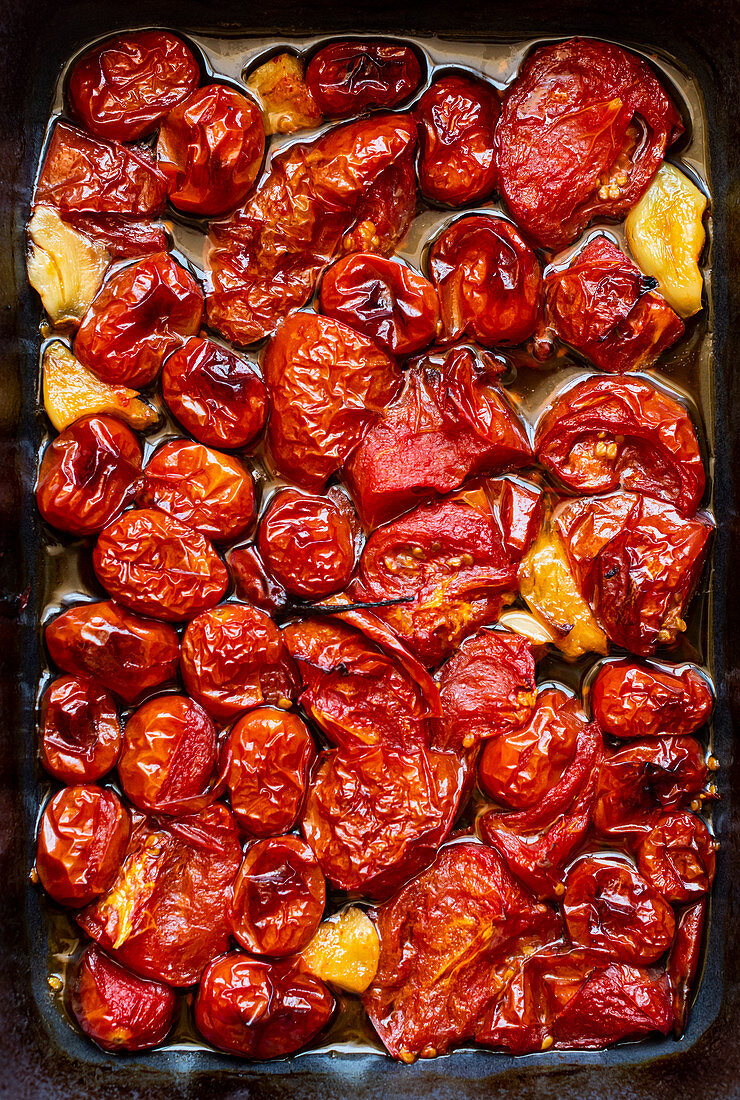 Langsam geröstete Tomaten mit Knoblauch und Chili in Olivenöl