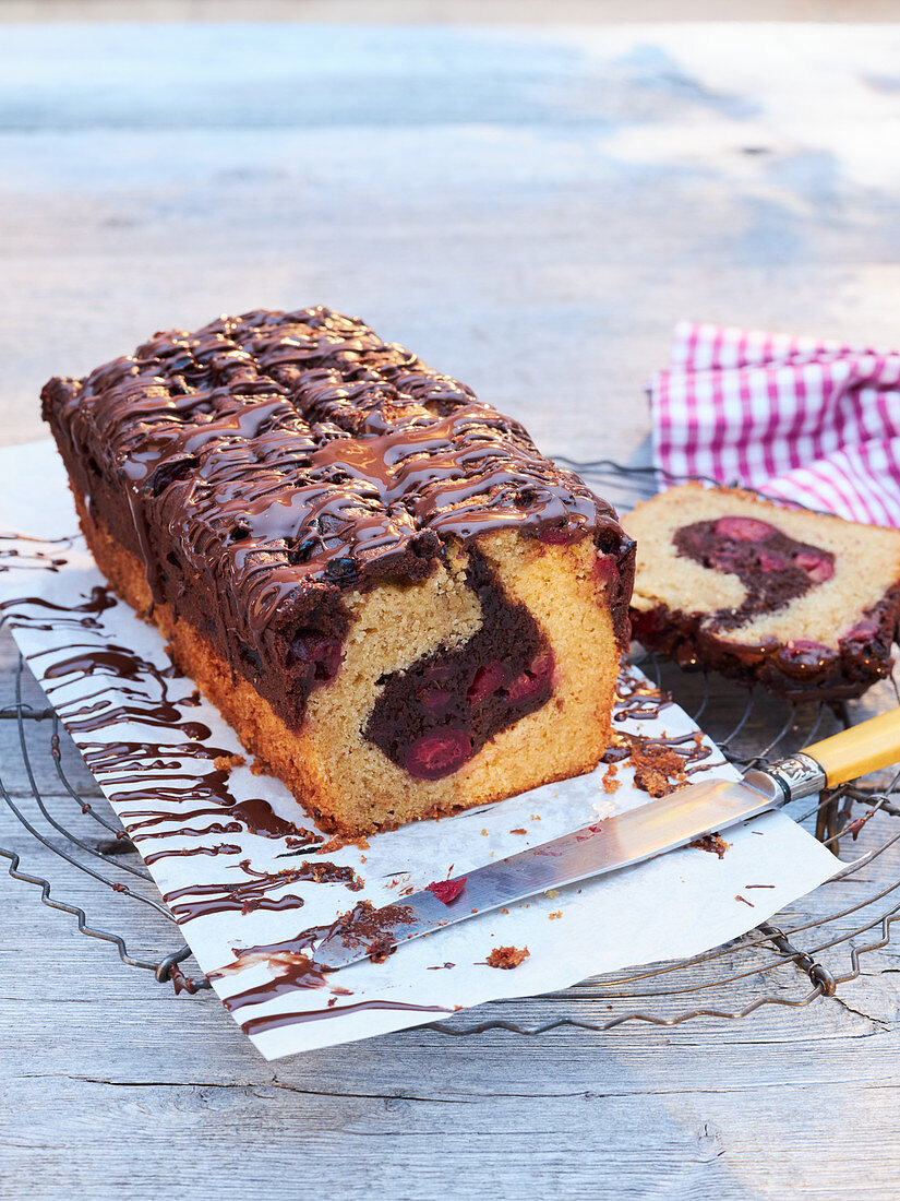 Kastenkuchen mit Schokolade-Kirschfüllung