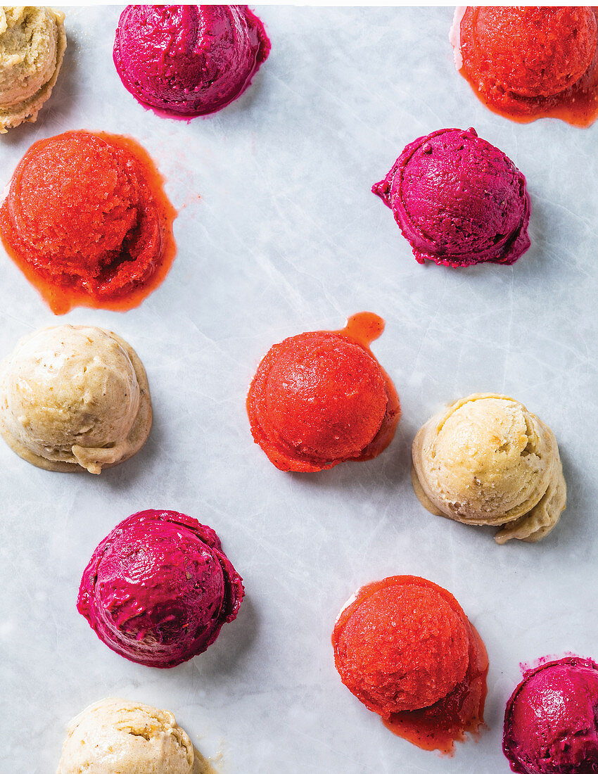 Erdbeersorbet, Kaffee-Nicecream und Rote-Bete-Himbeereis als Eiskugeln