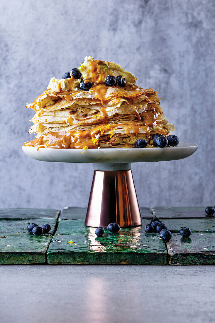 Crepes-Kuchen mit Blaubeeren und Sauce