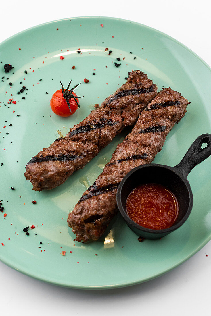 Türkischer Kebab mit Tomatensauce