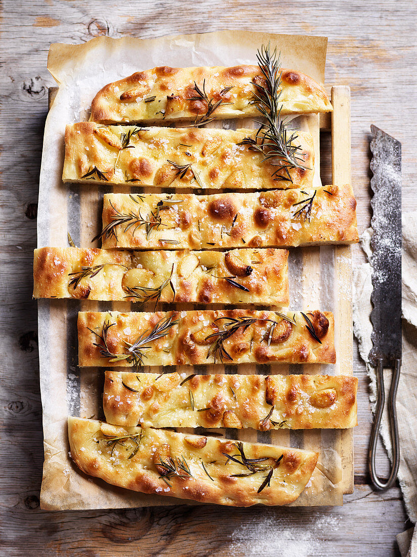 Focccia mit Rosmarin und Knoblauch