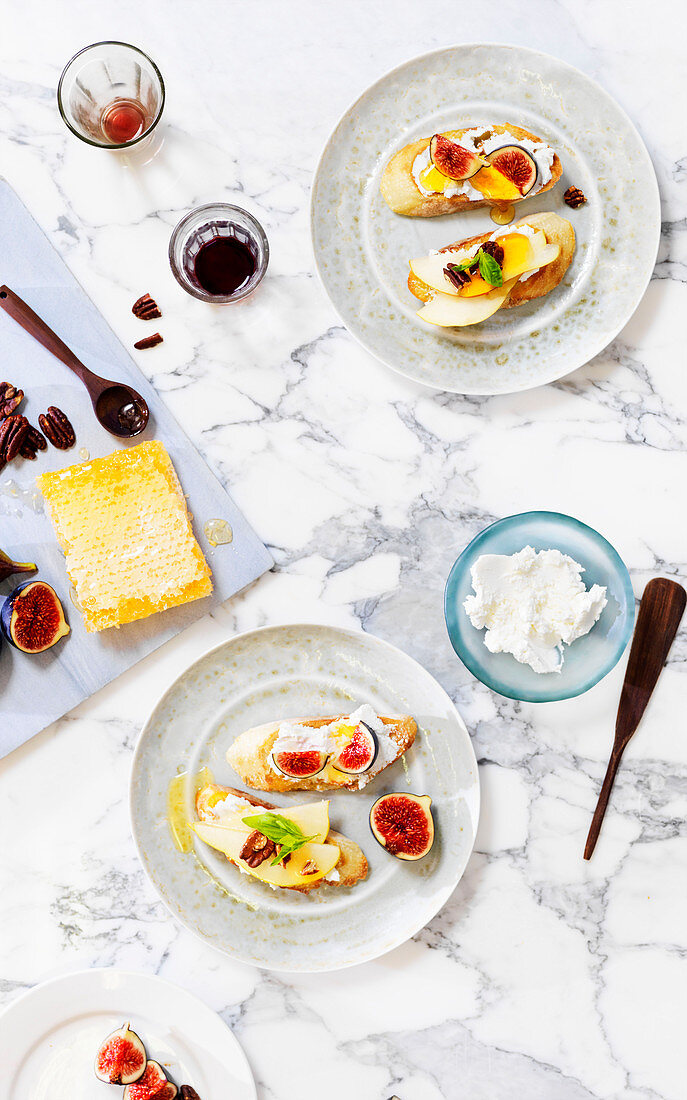 Crostini mit Birnen, Ziegenfrischkäse und Honig