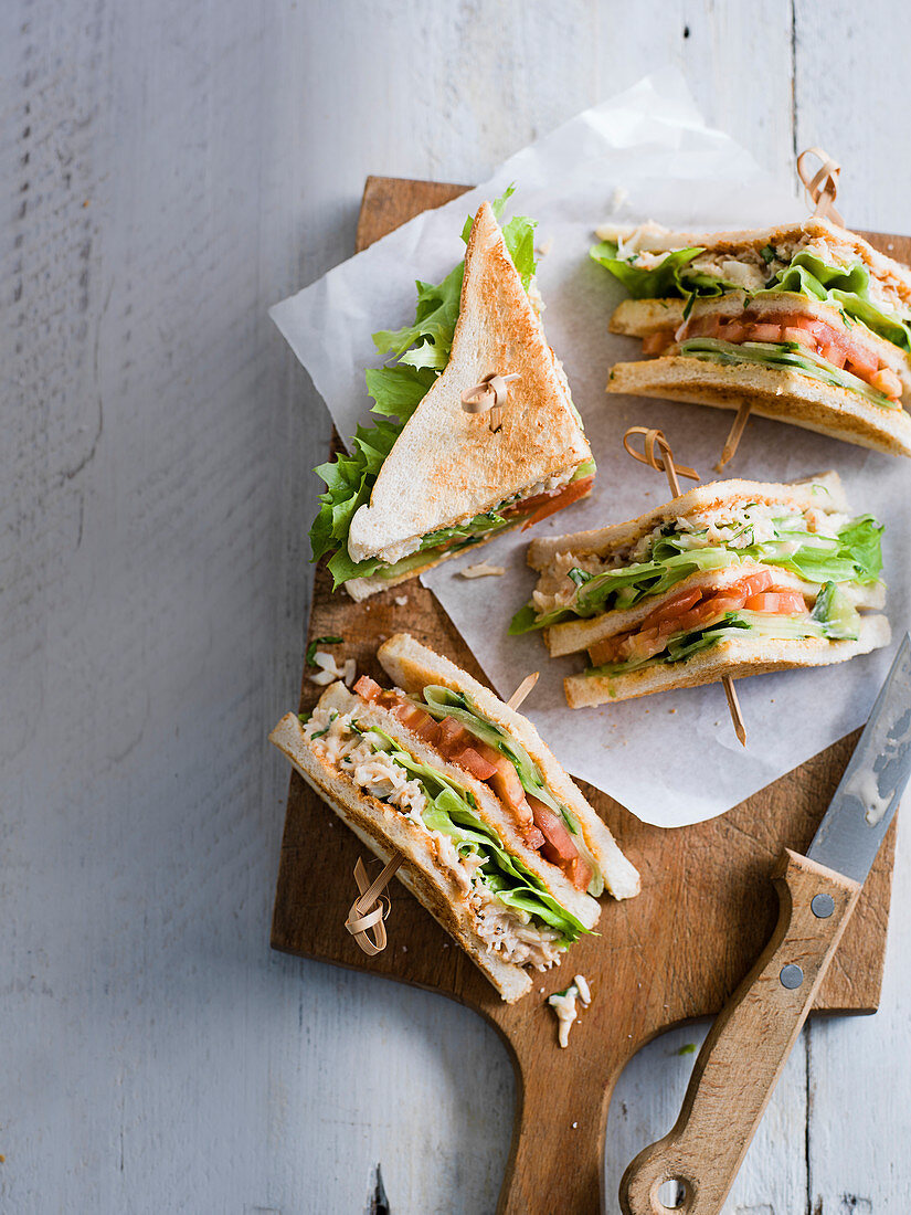 Club-Sandwiches mit Krebsfleisch und Sriracha-Mayo