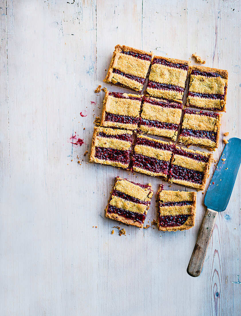 Linzer-Kuchen vom Blech mit Himbeermarmelade und Pistazien