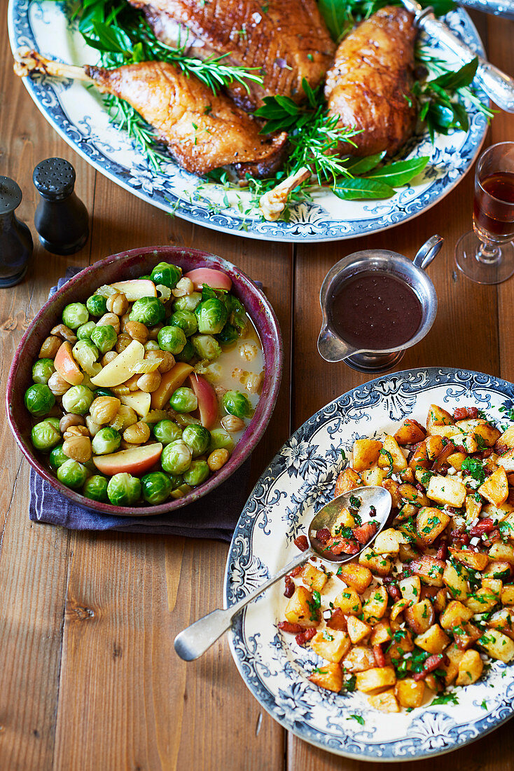 Bratkartoffeln mit Speckschmalz und Persillade, Geschmorte Kastanien, Äpfel und Rosenkohl zu Gänsebraten