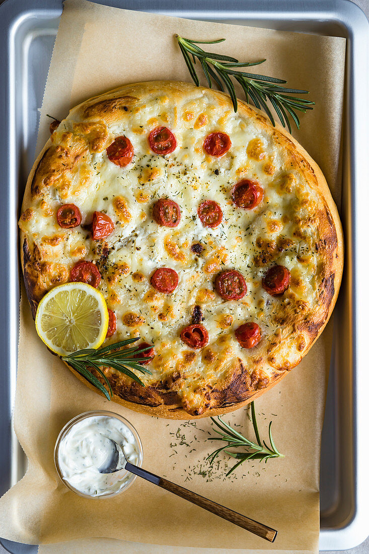 Pizza mit Mozzarella und Tomaten