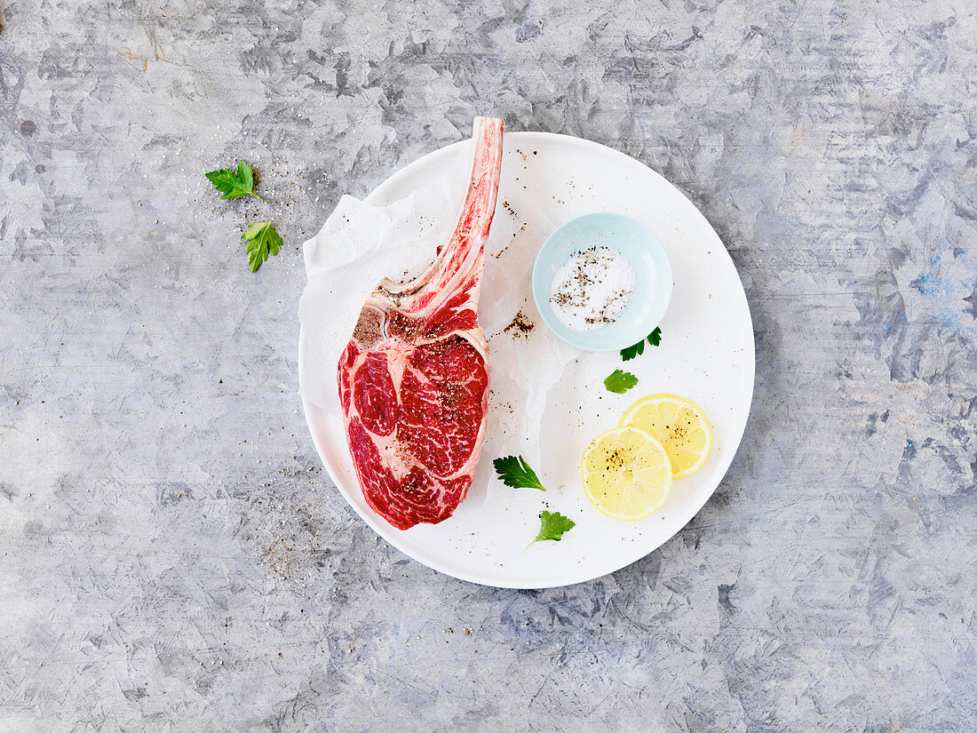 Rohes Ribeye-Steak auf weißer Platte