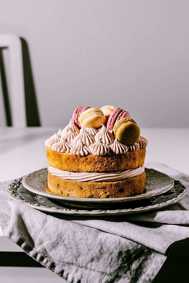 Mini-Vanillekuchen mit Erdbeer-Frischkäse-Creme und Macarons