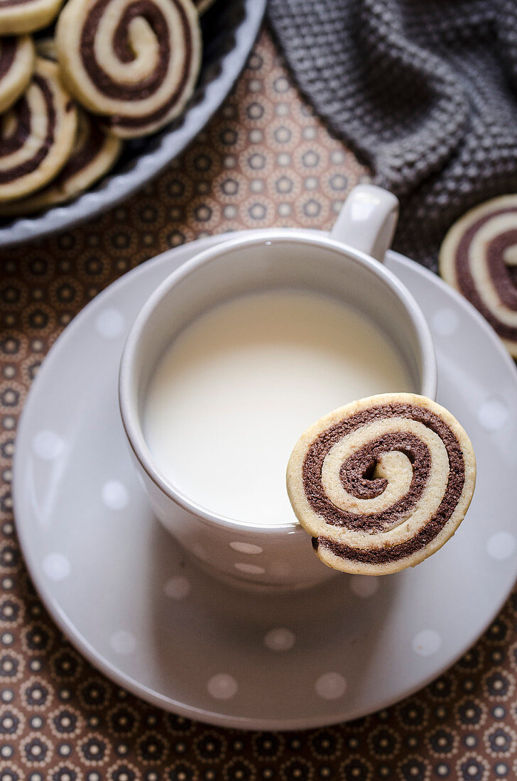 Schwarz-weiß-Gebäck auf Tasse Milch