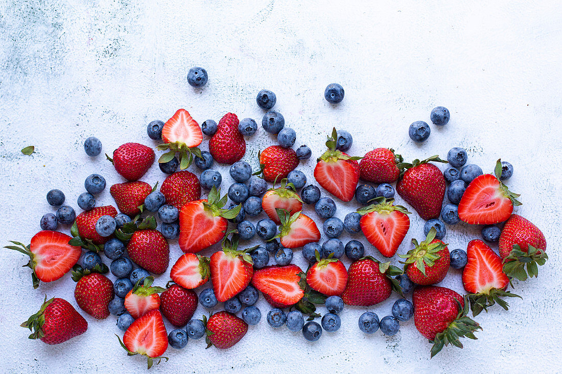 Frische Blaubeeren und Erdbeeren