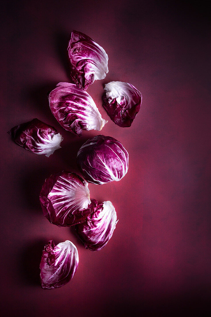 Radicchio vor violettem Hintergrund