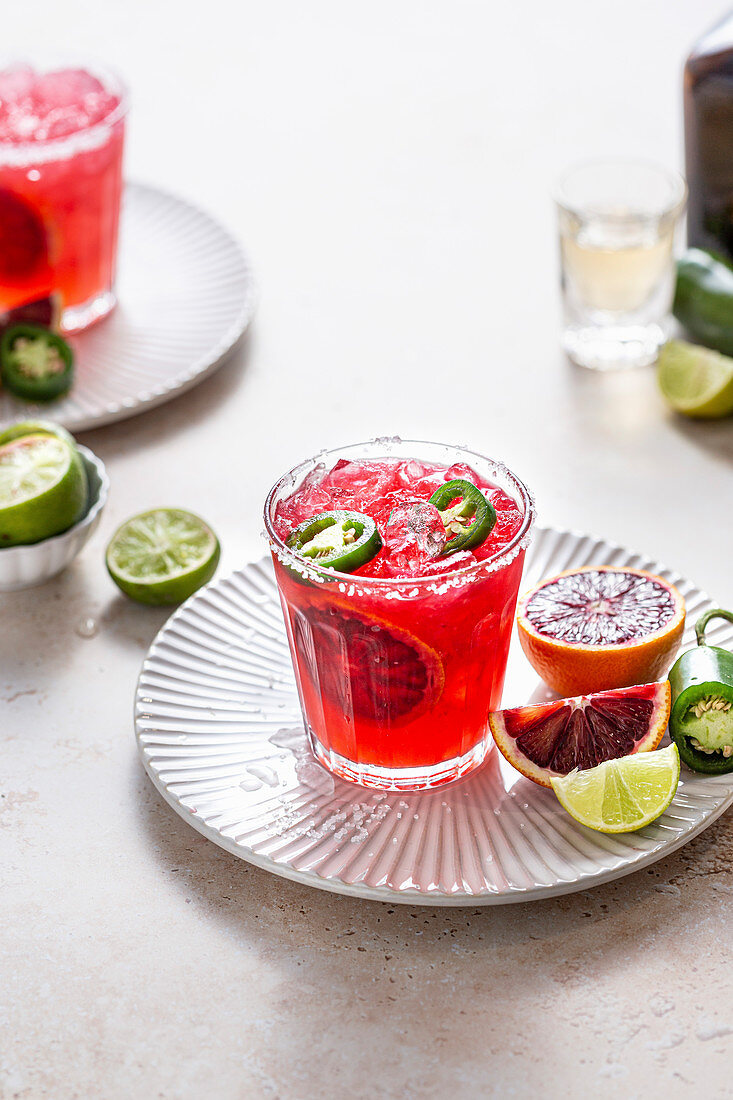 Blutorangen-Margarita-Cocktail mit Jalapeno