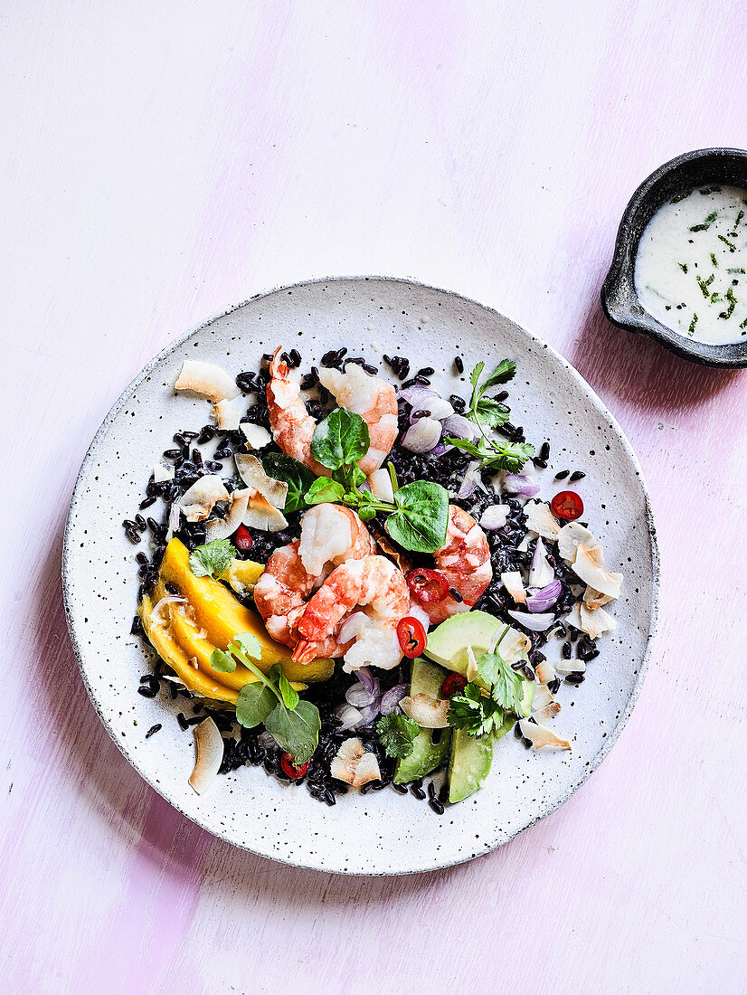 Schwarzer Reissalat mit Garnelen, Radieschen, Mango und Avocado