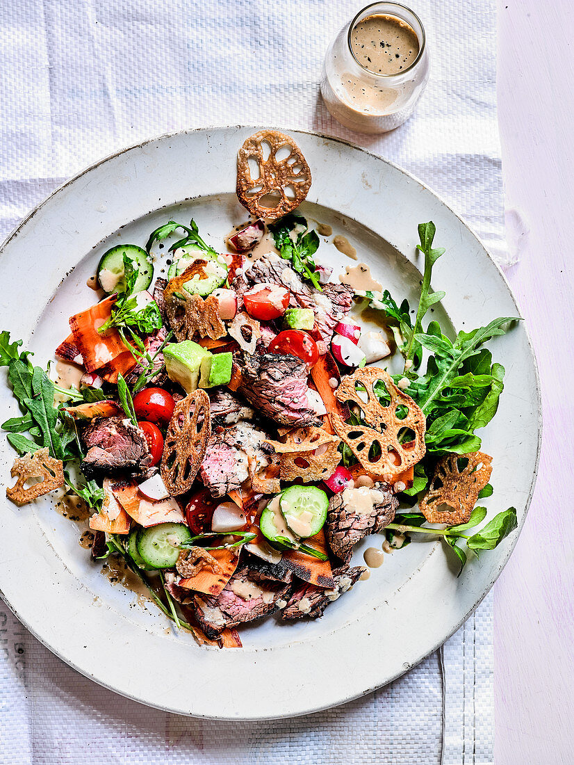 Rindfleischsalat mit Sesamdressing und Lotuswurzelchips