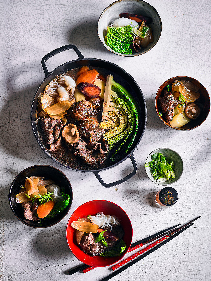 Sukiyaki mit Rindfleisch und Gemüse (Japan)