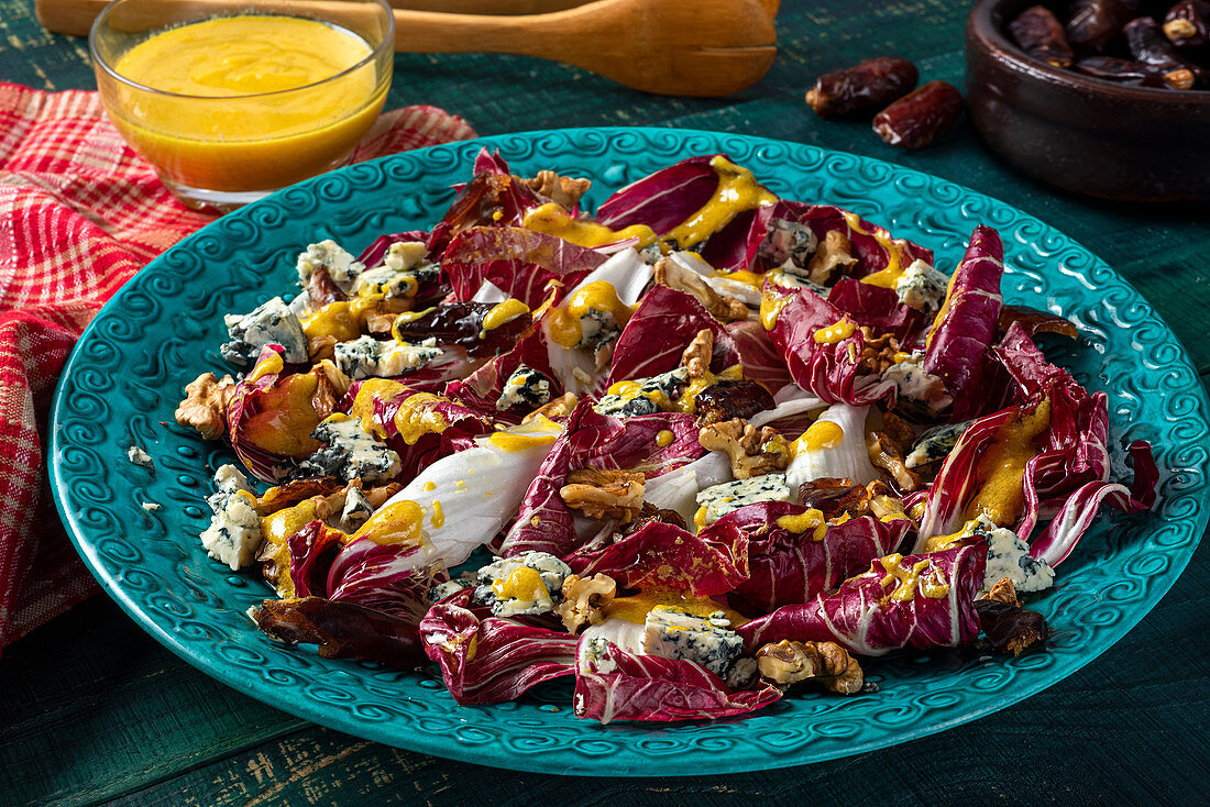 Radicchio salad with blue cheese, walnuts and dates