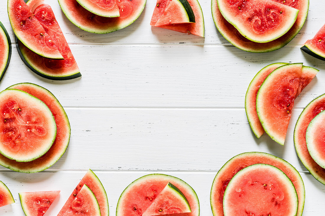 Reife und saftige Wassermelonenscheiben als Rahmen