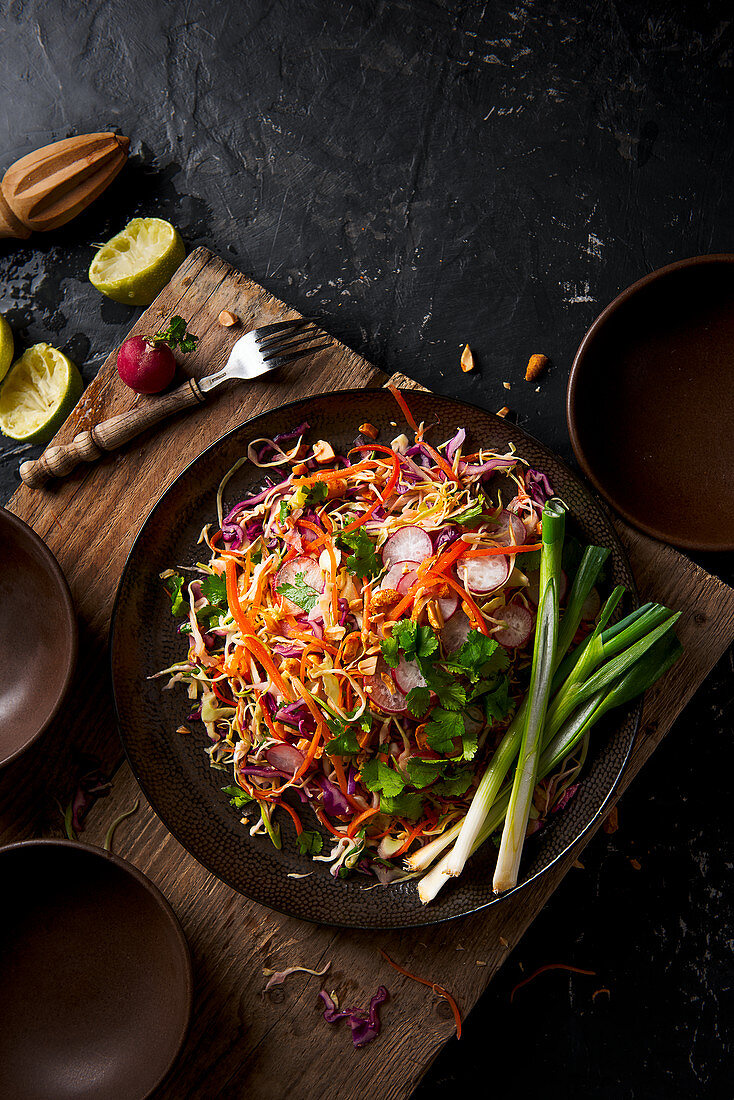 Knuspriger Krautsalat mit Limette, Erdnüssen und Koriander