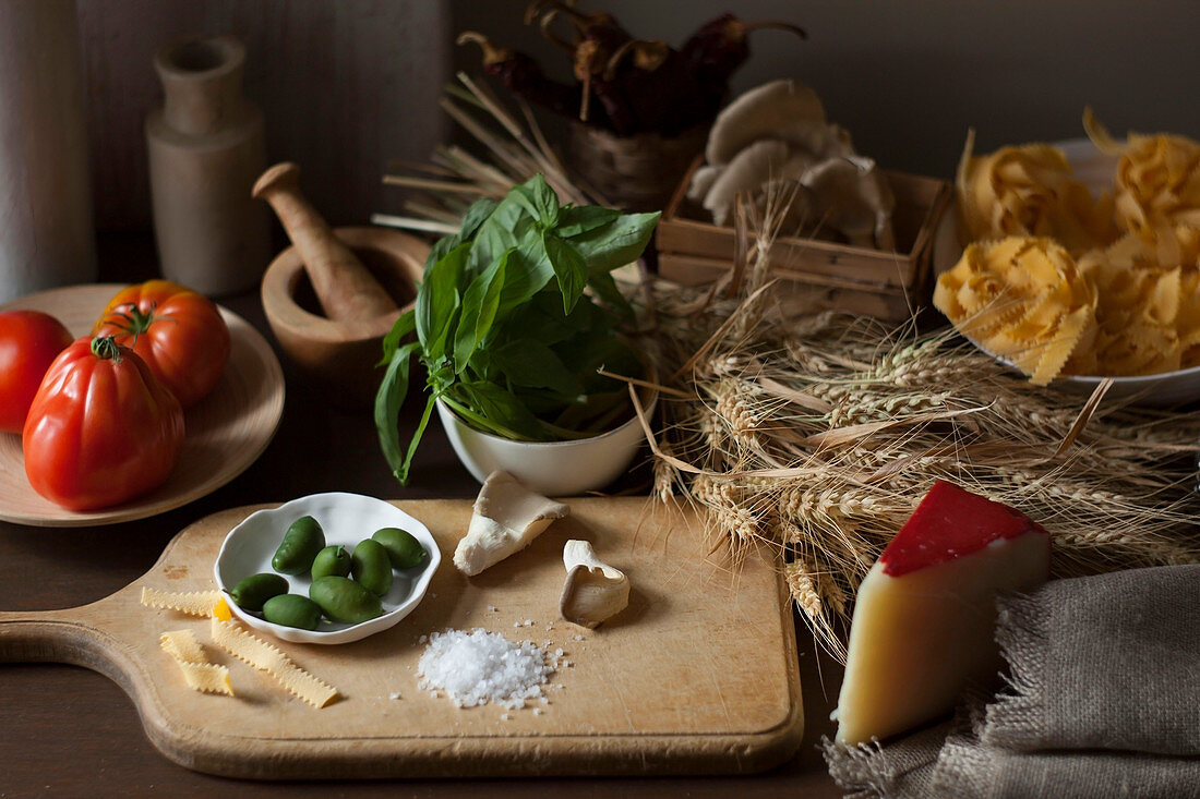 Zutaten für Nudelgericht: Ochsenherz-Tomaten, Basilikum, grüne Oliven und Tagliatelle