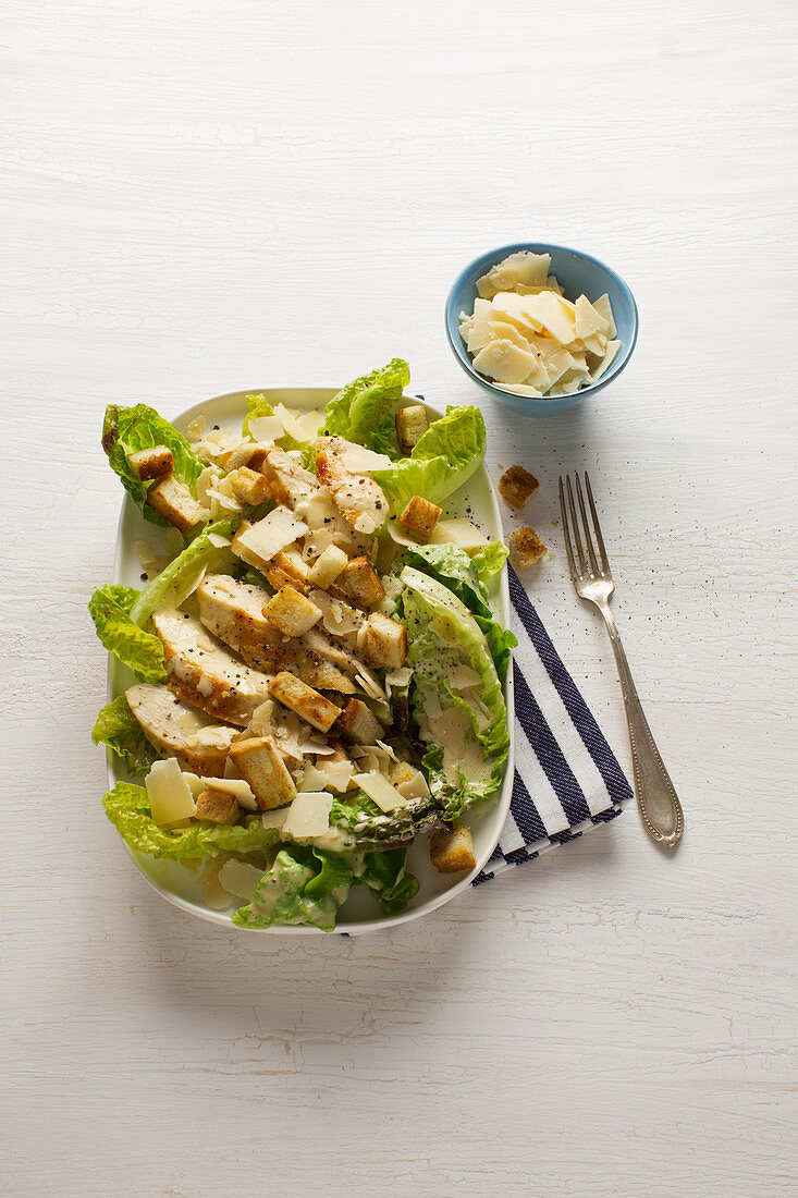 Caesar Salad - Romanasalat mit Hähnchen, Croûtons und Parmesan