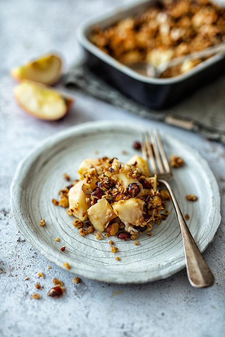 Crumble mit Apfel, Banane und Haselnuss-Haferflocken-Streusel