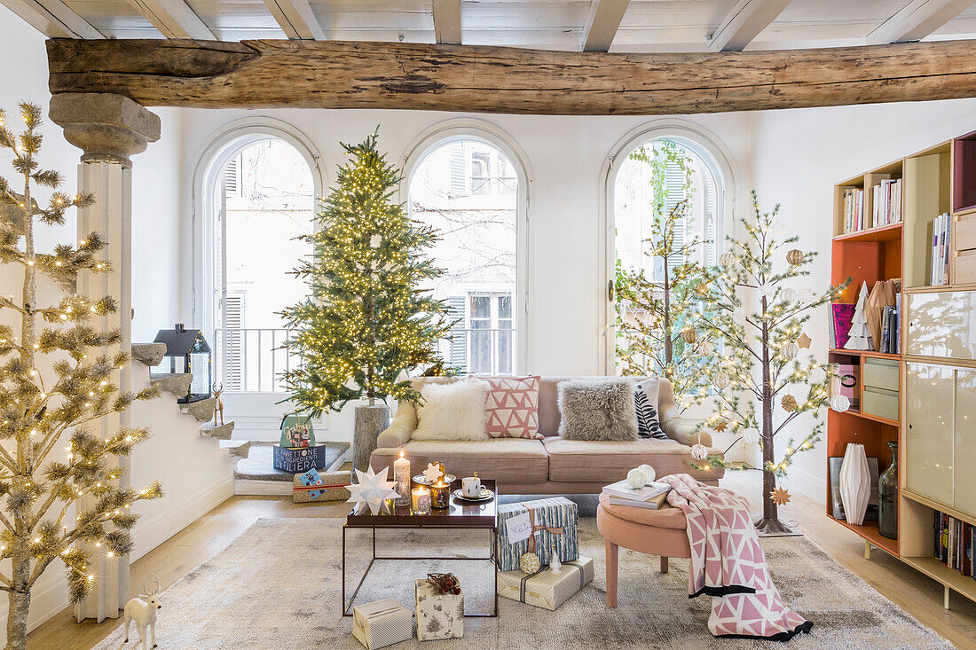 Helles Wohnzimmer mit Tannenbaum vor Rundbogenfenster