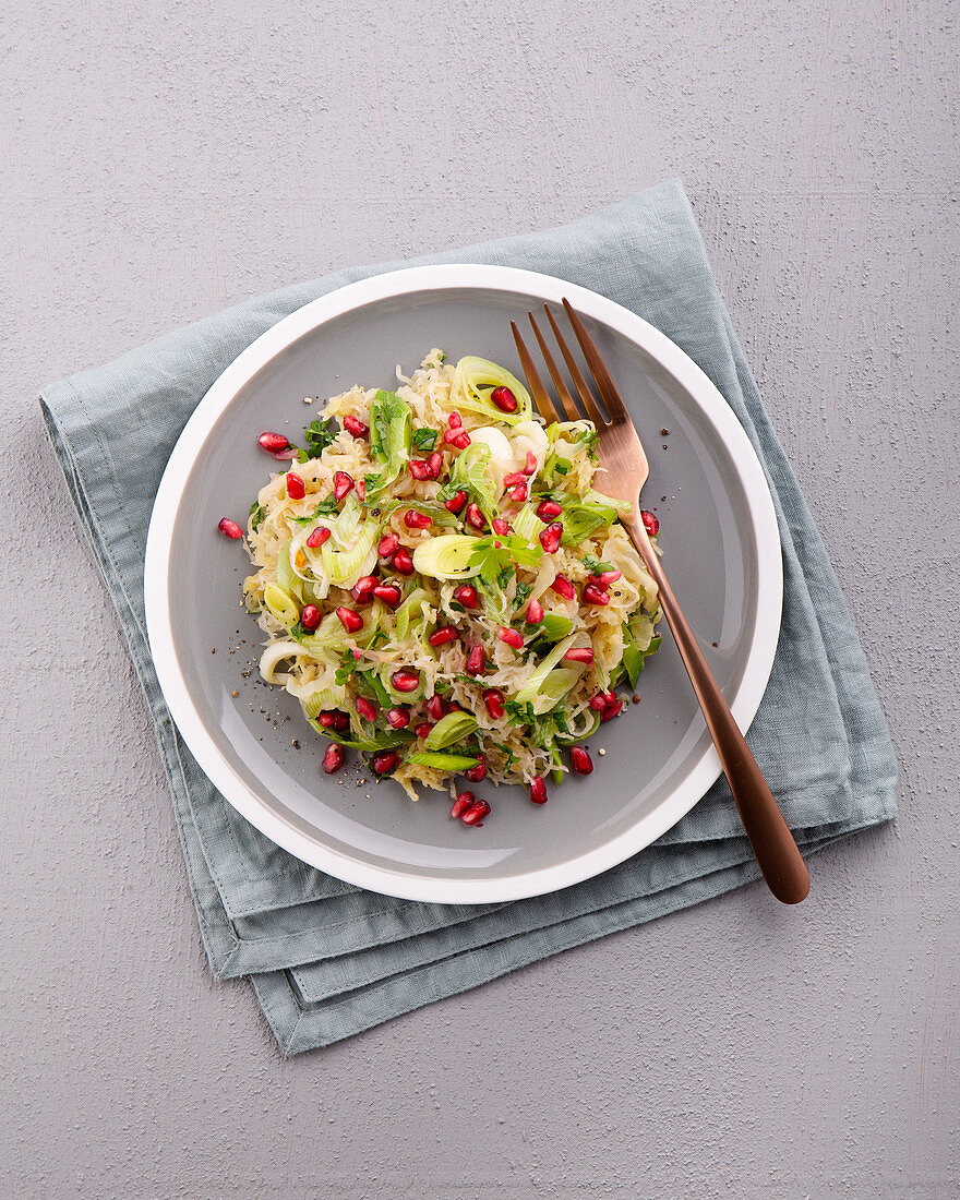 Sauerkrautsalat mit Lauch, Honig und Granatapfelkernen