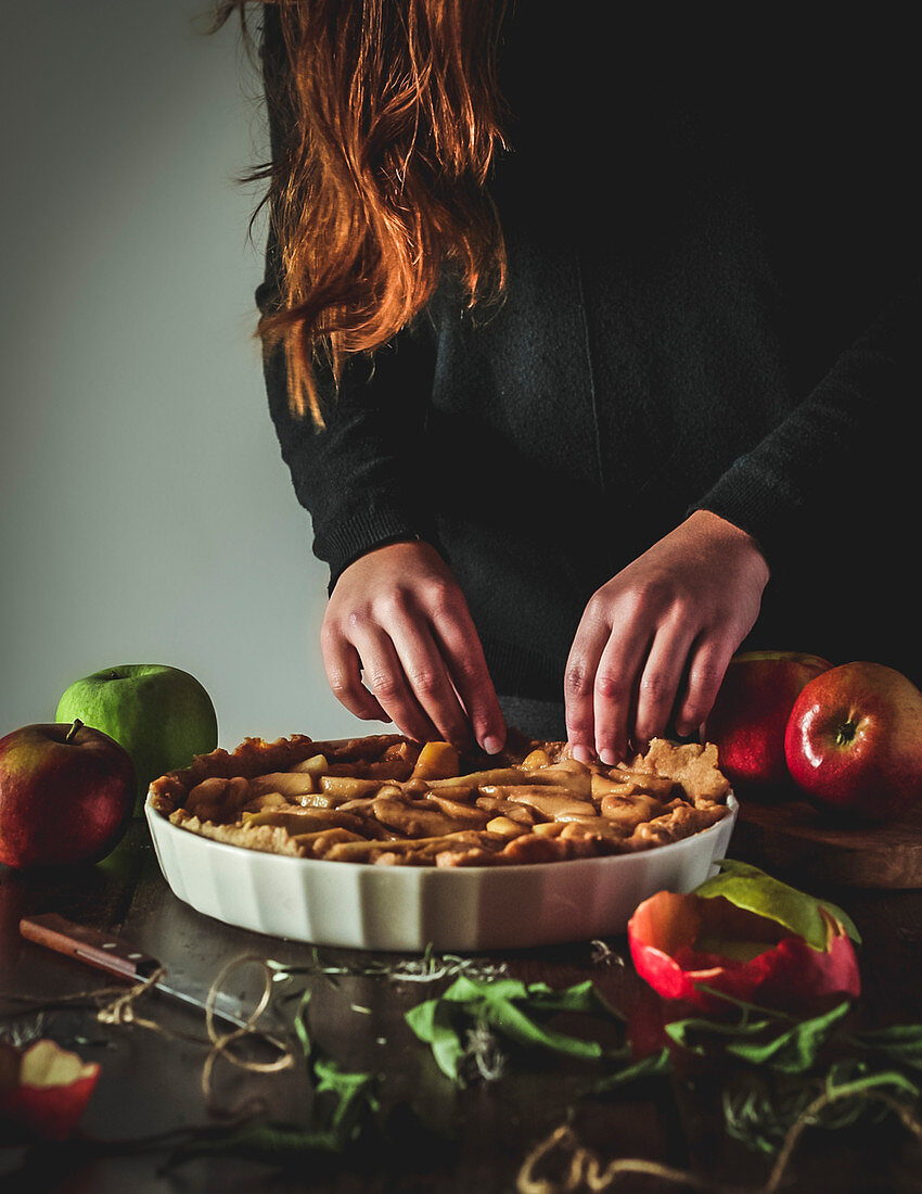 Frau bereitet Apfelkuchen zu