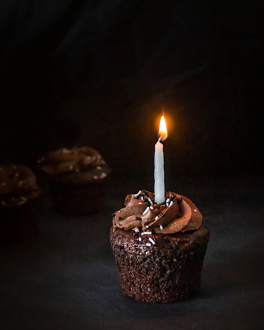Schokoladencupcake mit kleiner Kerze